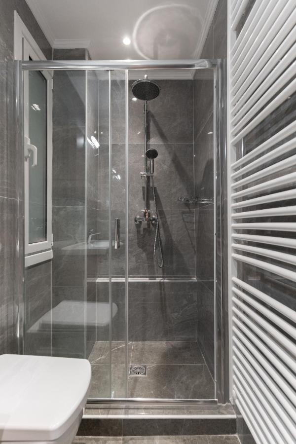Cosy 2Br Apartment Next To Bars & Restaurants Athena Bagian luar foto