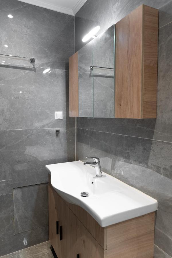Cosy 2Br Apartment Next To Bars & Restaurants Athena Bagian luar foto