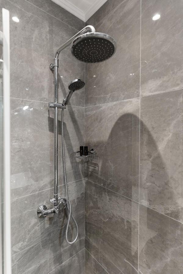 Cosy 2Br Apartment Next To Bars & Restaurants Athena Bagian luar foto