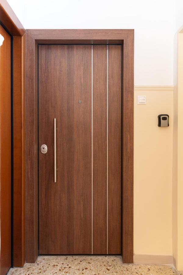 Cosy 2Br Apartment Next To Bars & Restaurants Athena Bagian luar foto