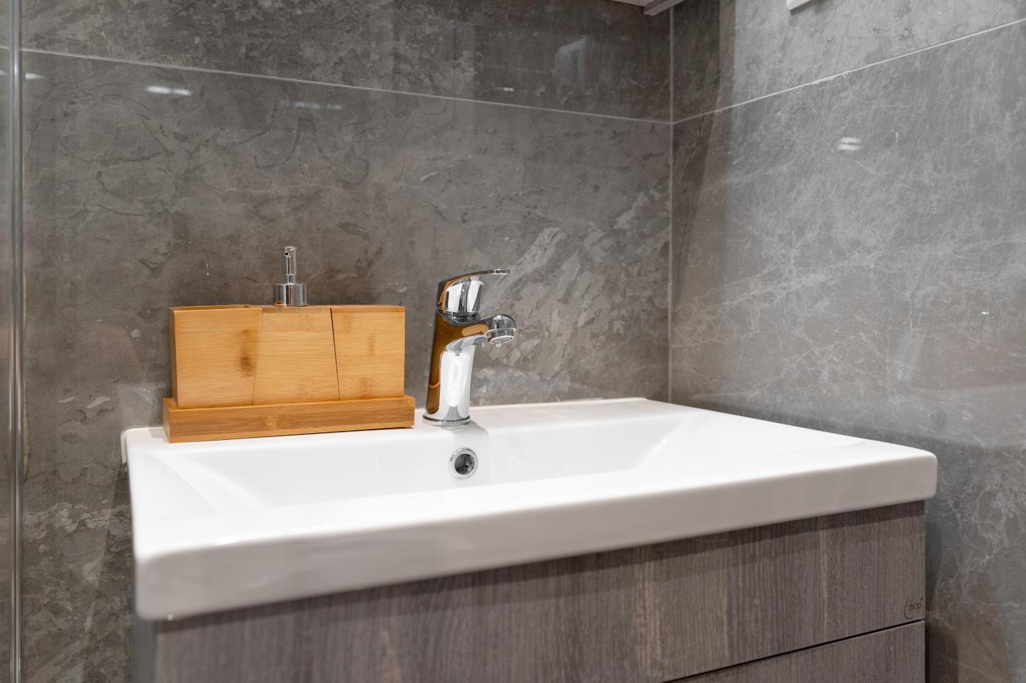 Cosy 2Br Apartment Next To Bars & Restaurants Athena Bagian luar foto